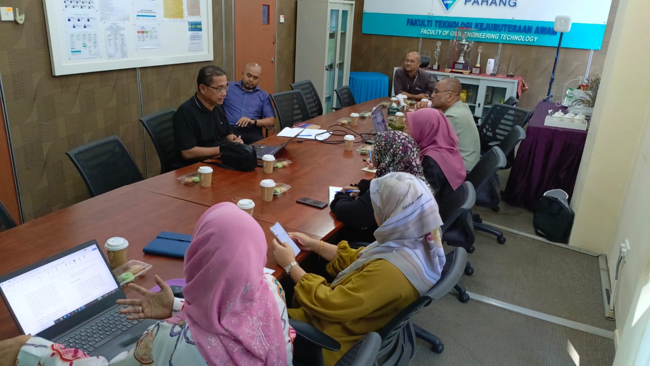 Mesyuarat bersama pihak OSHMO UMPSA dan team JK KKP FTKA berkenaan Laporan Chemical Hazardous Risk Assessment (CHRA) pada 10 Oktober 2024 bertempat di UMPSA Kampus Gambang